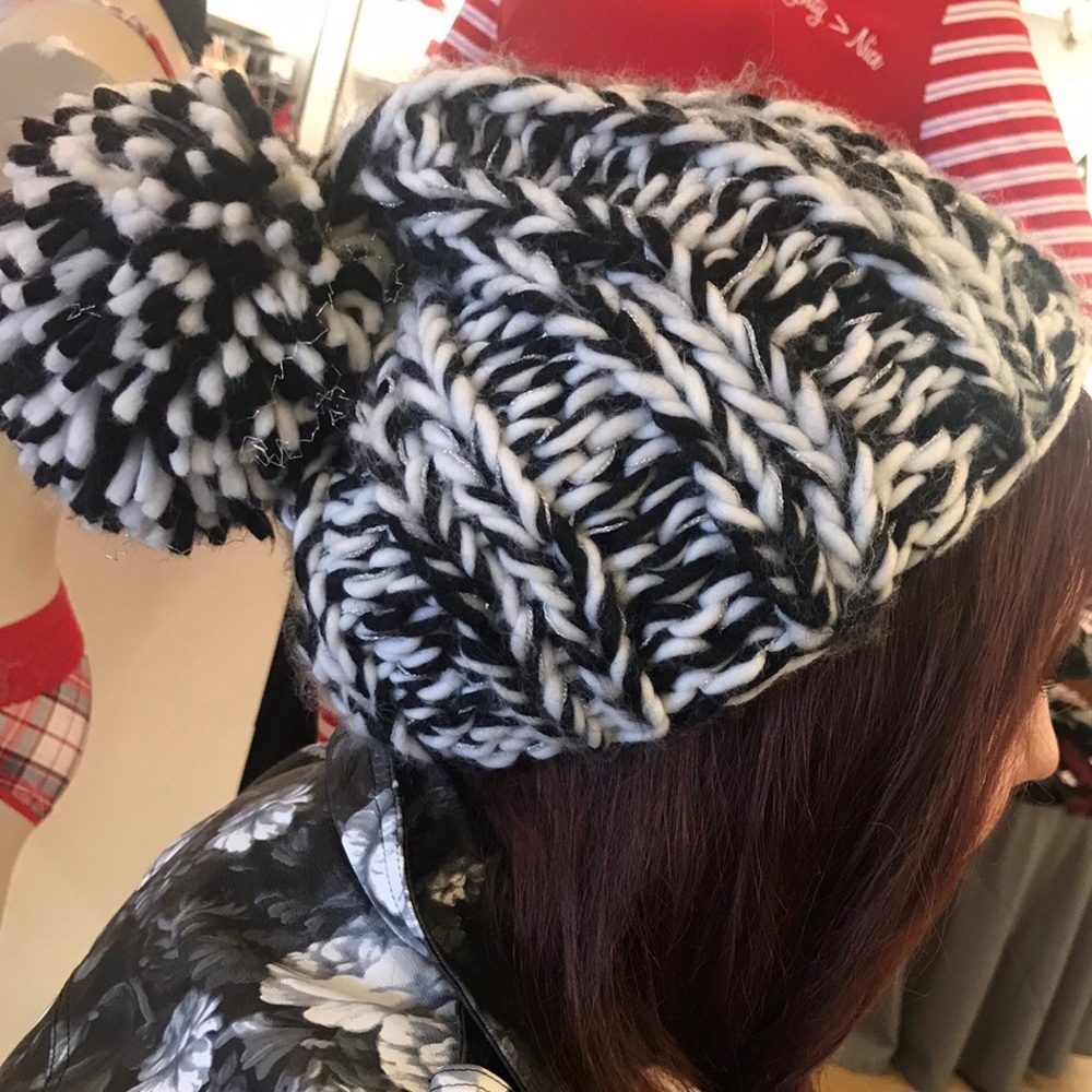 Cute black and white hat and fingerless gloves